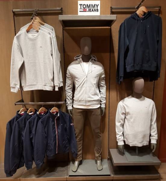Notre zone d'activité pour ce service Dans quelle boutique dans le centre commercial de Nîmes peut-on trouver des vestes en jeans Levi's pour homme et femme ?