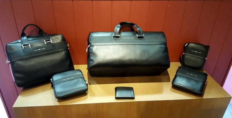 Sac de voyage Tommy Hilfiger à Nîmes dans le Gard