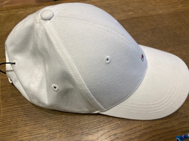 casquette blanche tommy hilfiger en promotion chez Jeans CENTER de Nimes à côté d'Arles