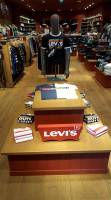Notre zone d'activité pour ce service Dans quelle boutique dans le centre commercial de Nîmes peut-on trouver des vestes en jeans Levi's pour homme et femme ?